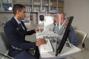 Dr Aly Khanbhai uses the new scanning technology on a patient. (Image courtesy CSIRO)